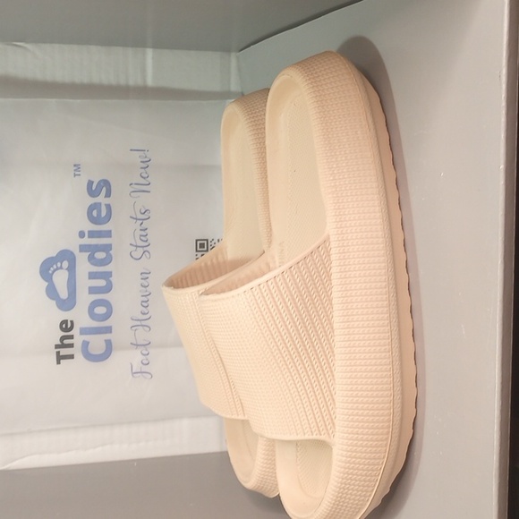 Cloudies tan slides, women's size 4 - Picture 6 of 7